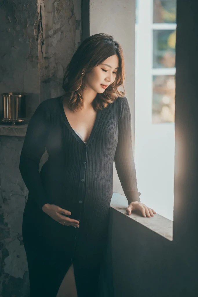 0000 0003 孕婦穿黑色服裝手扶孕肚的個人寫真