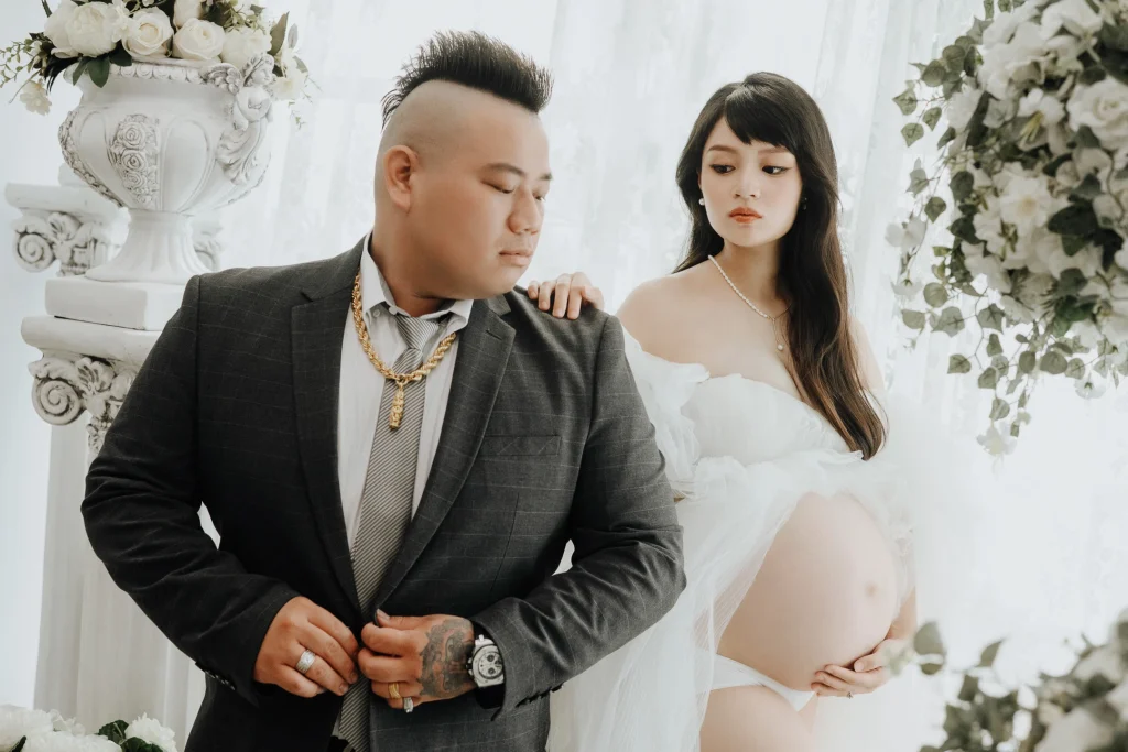孕婦寫真，小胖穿深色西裝站在芷妤前方，芷妤在後方呈現孕肚