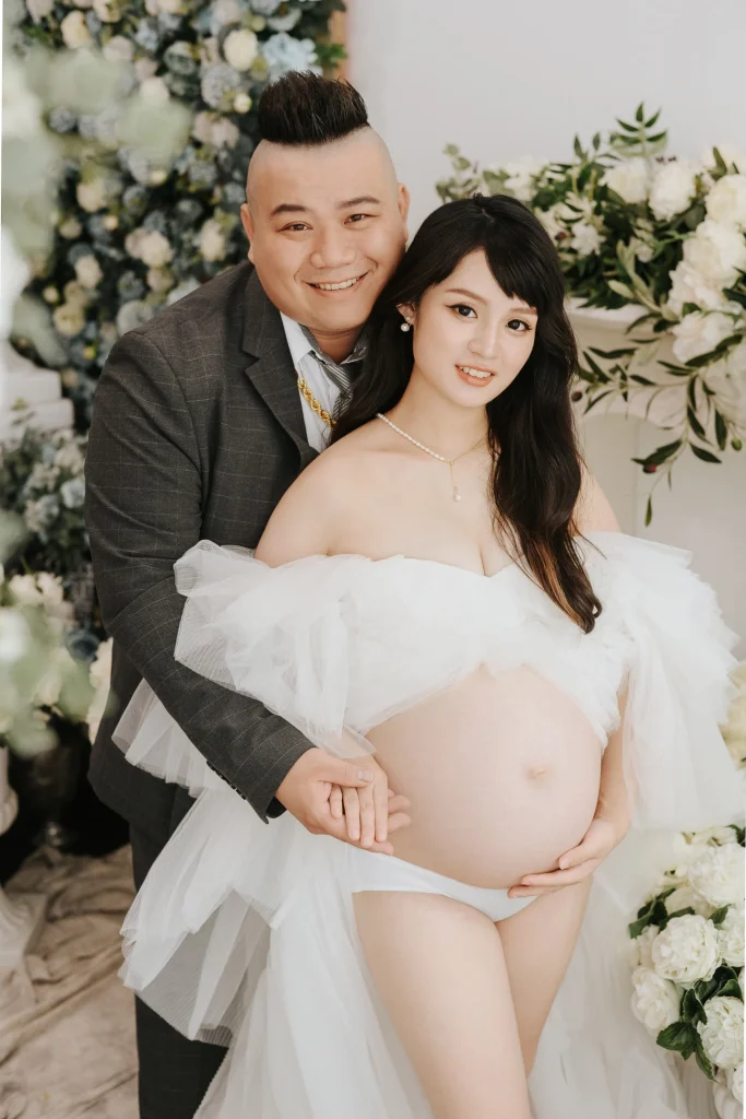 0000 0008 1 夫妻孕婦寫真,小胖從身後陪伴穿白色薄紗的芷妤一起入鏡
