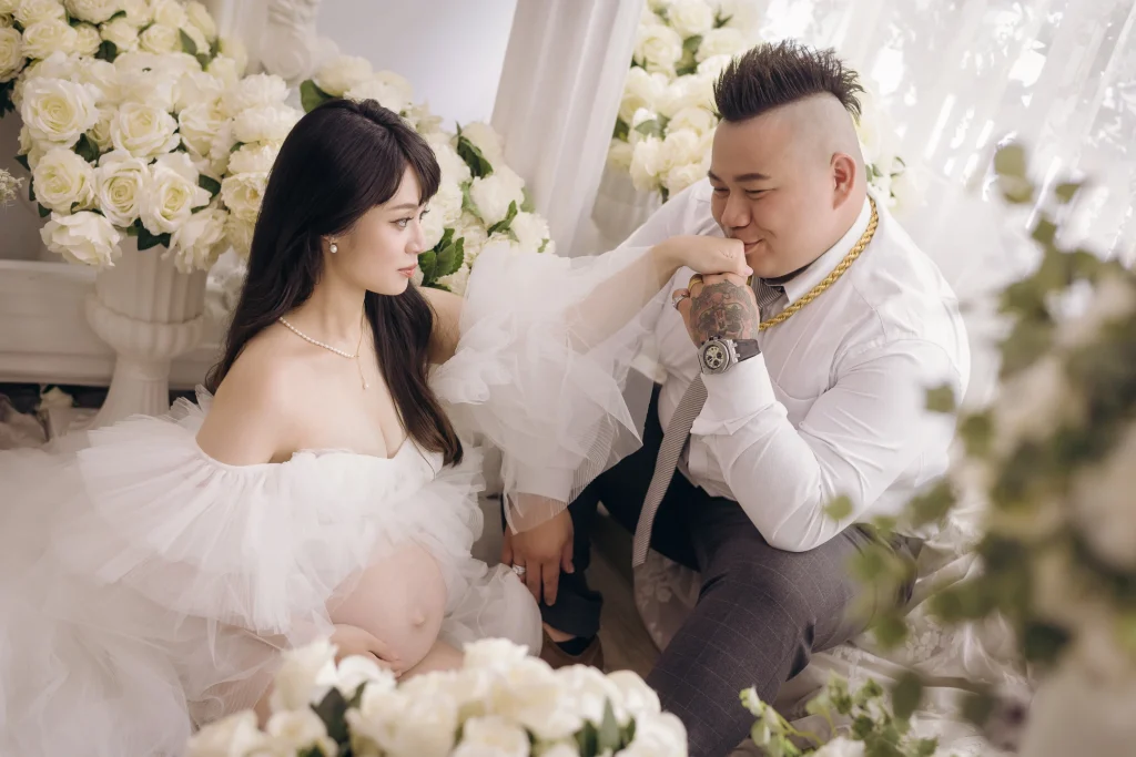 0000 0012 1 準爸爸寫真,小胖靠近芷妤並在白色花藝場景中陪伴孕婦