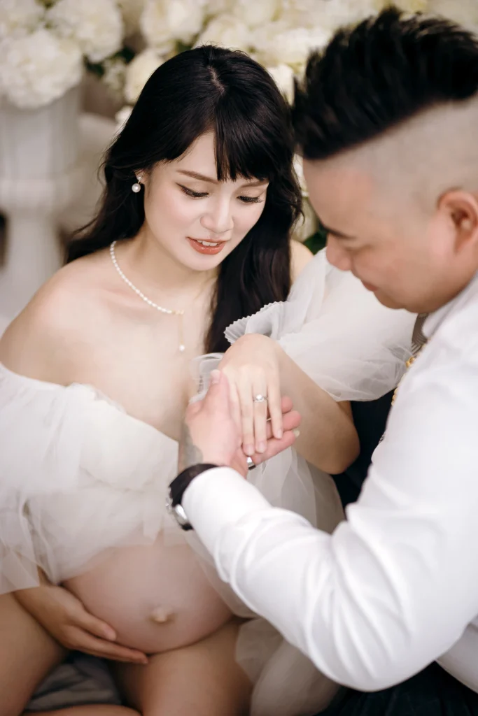 0000 0014 1 孕婦攝影,小胖低頭靠近芷妤的孕肚,呈現夫妻溫柔互動
