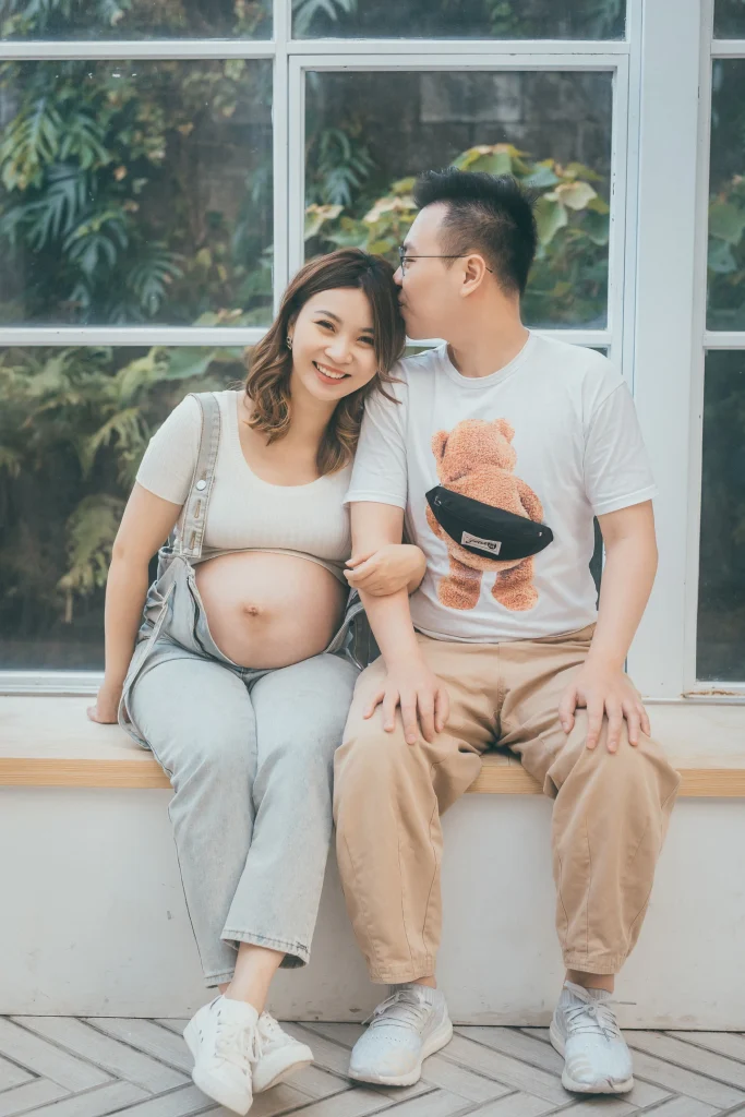 0000 0015 陽明山孕婦寫真中的夫妻與孕肚合照