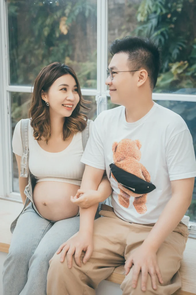 0000 0016 孕婦與老公坐在窗邊的夫妻合照