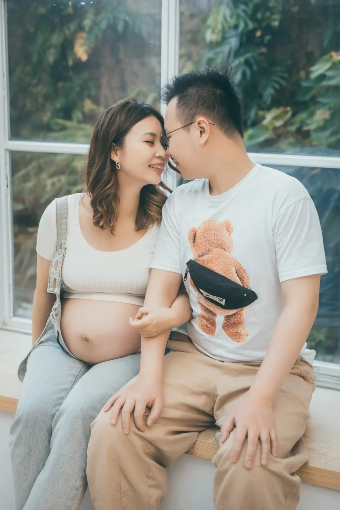 0000 0017 懷孕夫妻在陽明山室內自然互動的家庭寫真