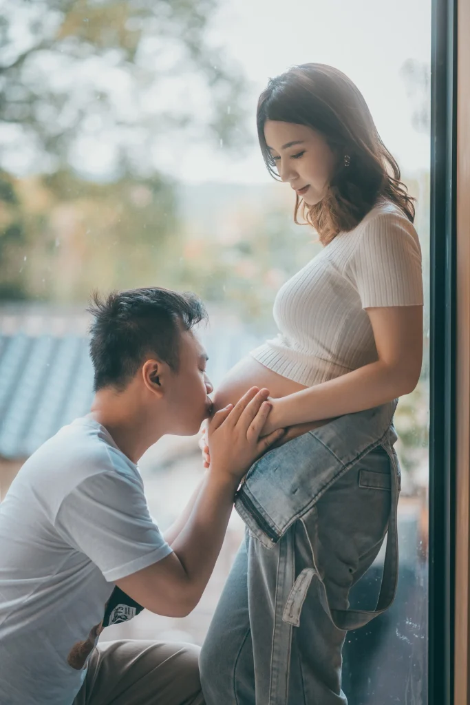0000 0019 孕婦攝影中先生在孕婦身旁靠近孕肚的互動畫面