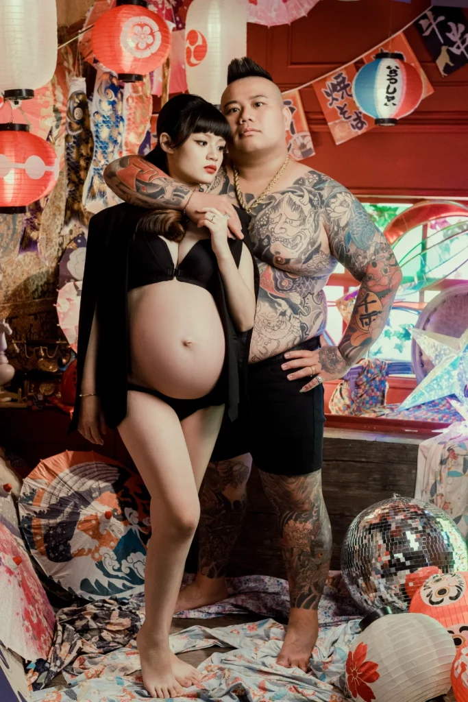 0000 0027 極道丈夫孕婦寫真,小胖與芷妤站在紅色中式裝飾場景中合照