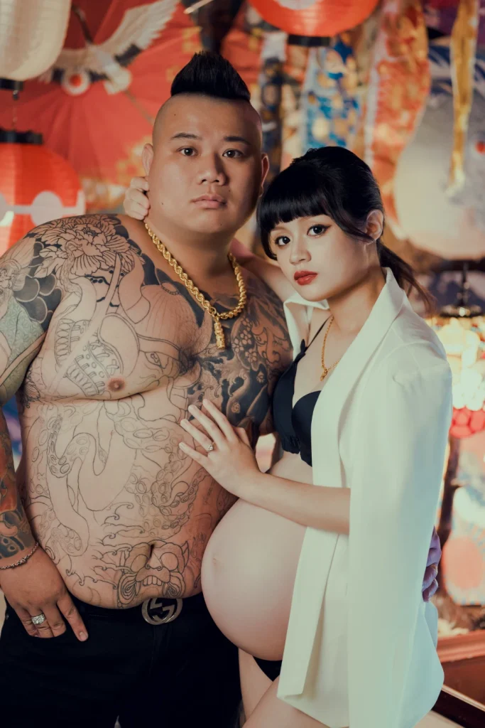 0000 0031 準爸爸寫真,小胖靠近芷妤並將手放在孕肚上,呈現夫妻親密互動