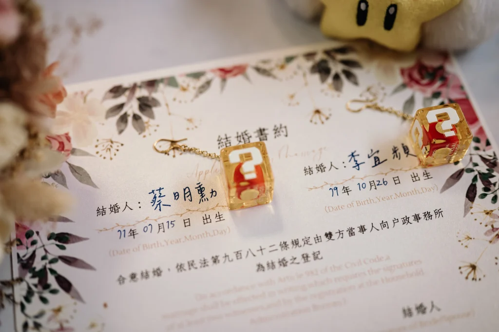 桃園結婚登記紀錄，結婚文件與花材小物的細節照片