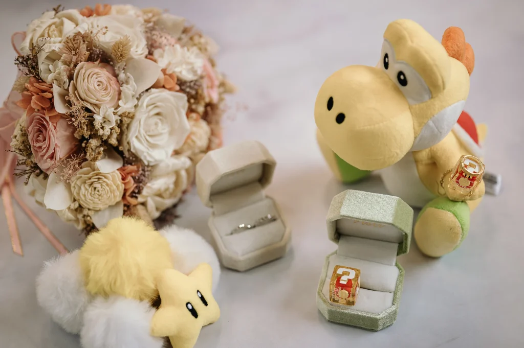 桃園登記結婚婚攝，花束、戒指盒與結婚紀念小物的平面細節照