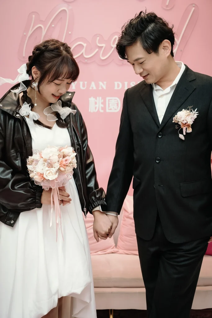 桃園登記結婚攝影，李小姐與蔡先生在戶政事務所牽手互動