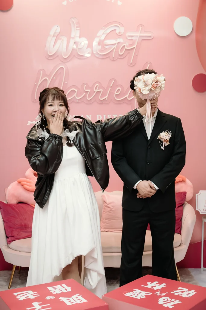 桃園戶政事務所婚攝，李小姐與蔡先生在婚禮背板前與道具合照