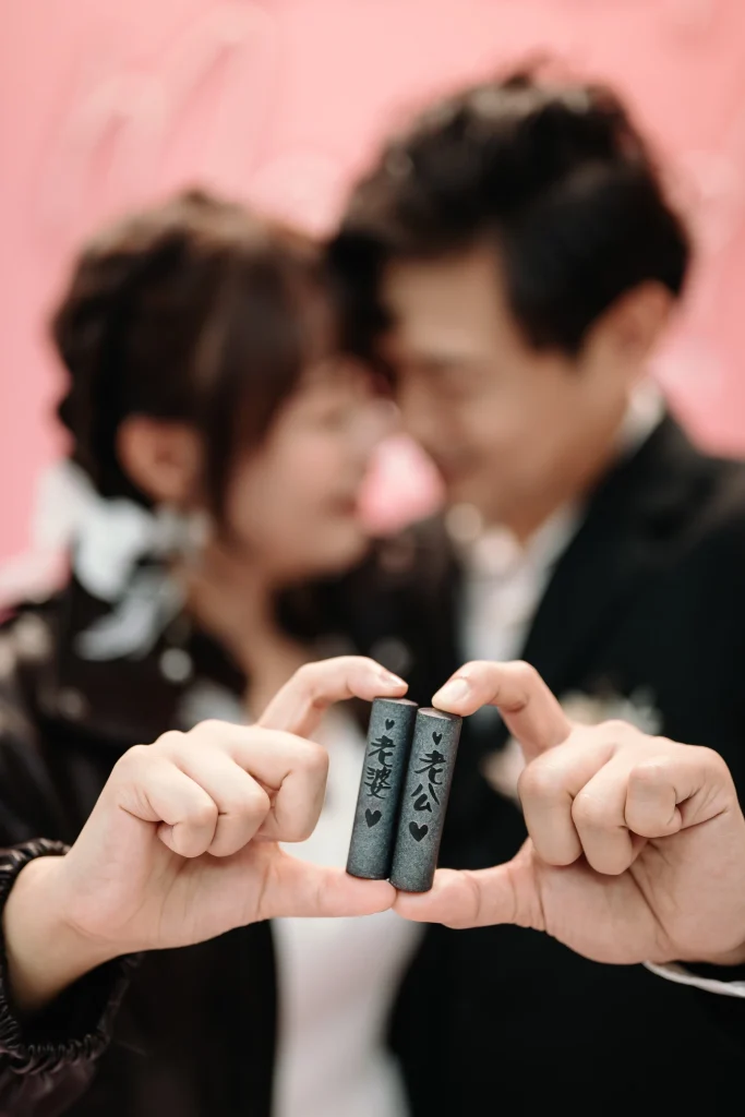登記結婚攝影，李小姐與蔡先生雙手展示結婚登記相關小物的近距離畫面