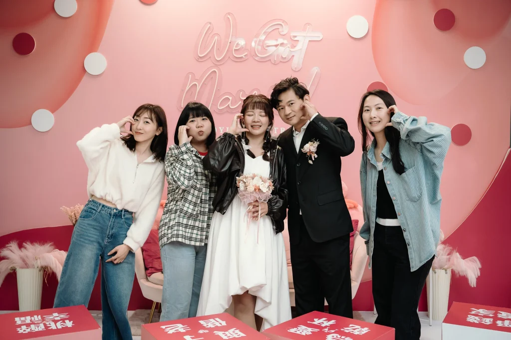 桃園結婚紀錄，李小姐與蔡先生和朋友在婚禮背板前團體合照