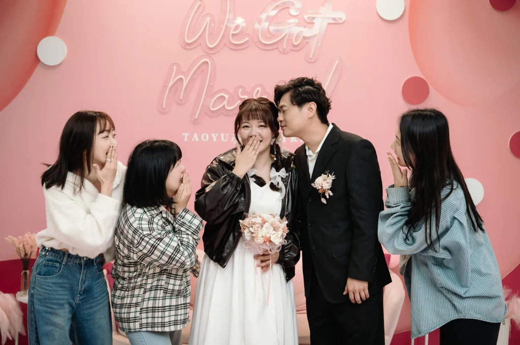 生活感婚攝，李小姐與蔡先生和朋友在登記結婚當天自然互動