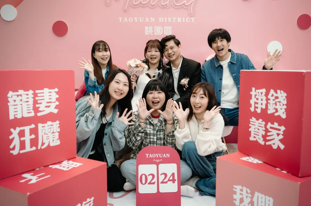 桃園結婚登記攝影，李小姐與蔡先生和親友在婚禮背板前合影