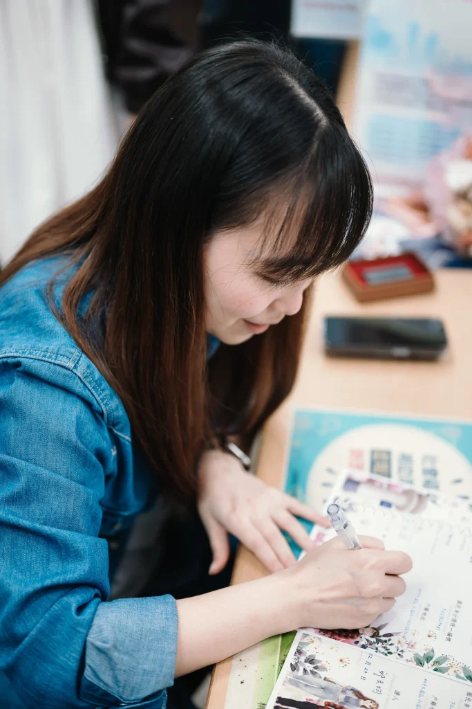 戶政事務所結婚紀錄，親友在辦理登記的空間內書寫文件