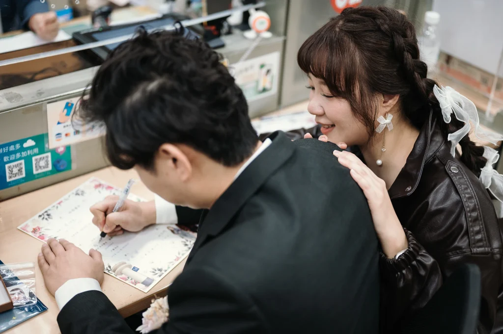 桃園結婚登記攝影，新郎辦理登記時新娘將手放在他的肩膀上