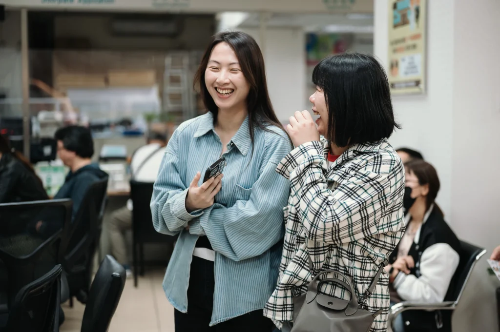 桃園結婚紀錄，兩位女性親友在戶政辦公空間內聊天互動