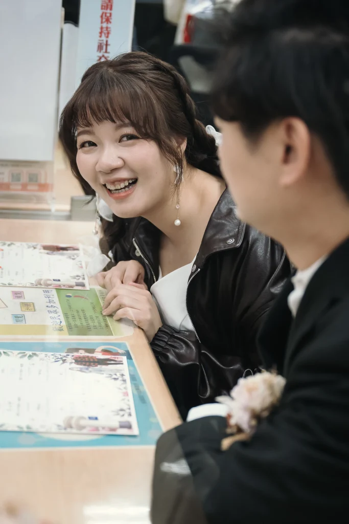 桃園登記結婚寫真，李小姐與蔡先生坐在戶政櫃檯前自然互動
