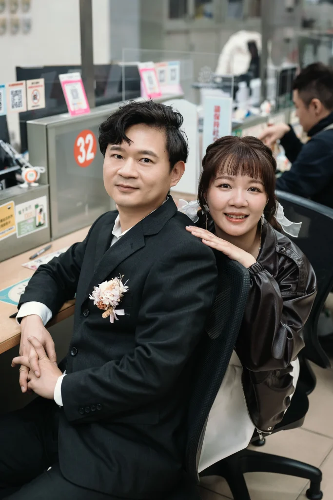 桃園戶政事務所結婚紀錄，新郎坐在櫃檯前，新娘從後方陪伴合影