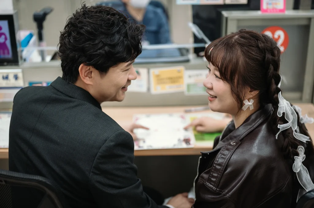 桃園登記結婚攝影，李小姐與蔡先生在戶政櫃檯前互相注視
