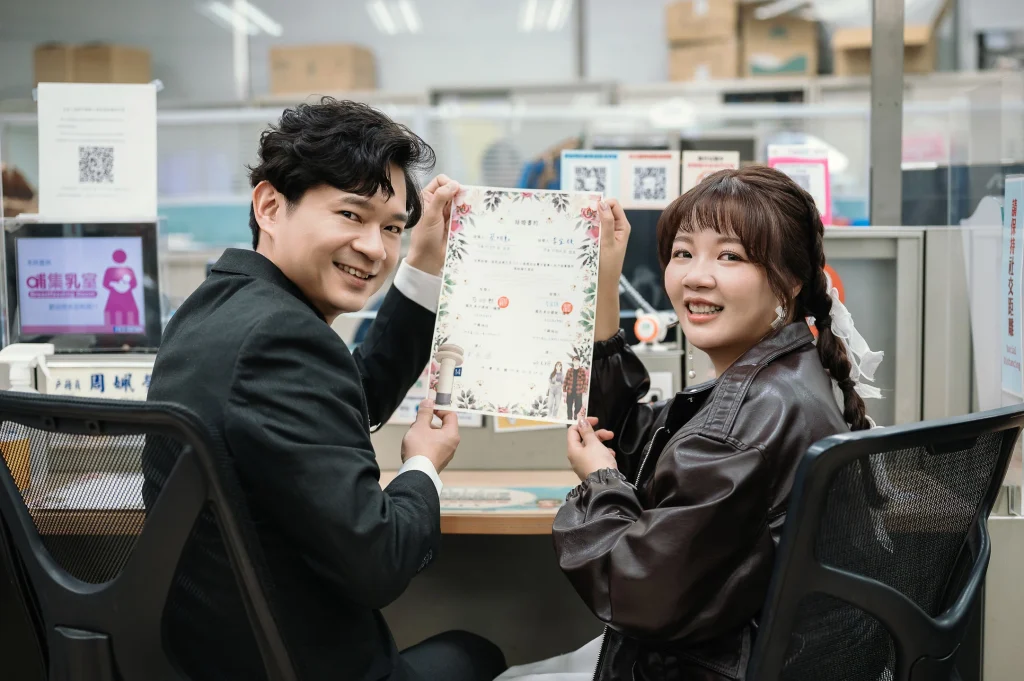 桃園結婚登記紀錄，李小姐與蔡先生在戶政櫃檯前共同展示登記文件