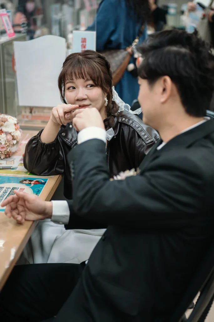 桃園生活感婚攝，李小姐與蔡先生在戶政櫃檯前自然親密互動
