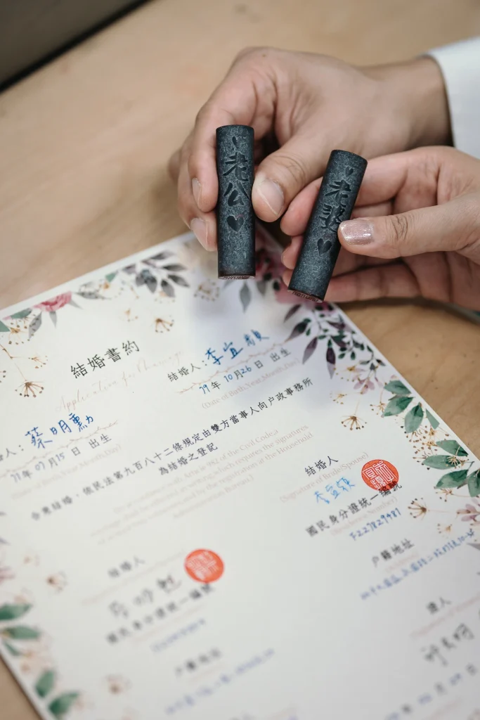 桃園結婚登記攝影，結婚文件與新人手持登記相關小物的細節畫面