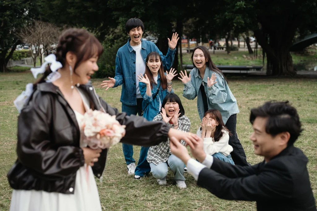 桃園登記結婚寫真，新人在草地上互動，親友在後方開心合影