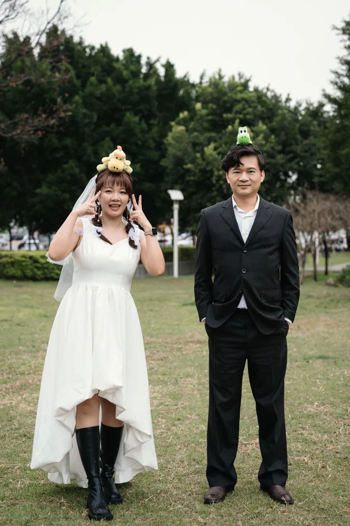 桃園自然系婚攝，李小姐與蔡先生在戶外草地並肩行走互動