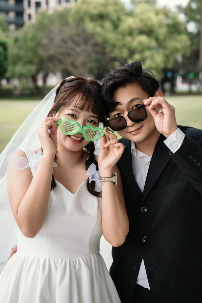 自然系婚攝，李小姐與蔡先生在戶外戴著趣味眼鏡俏皮合照