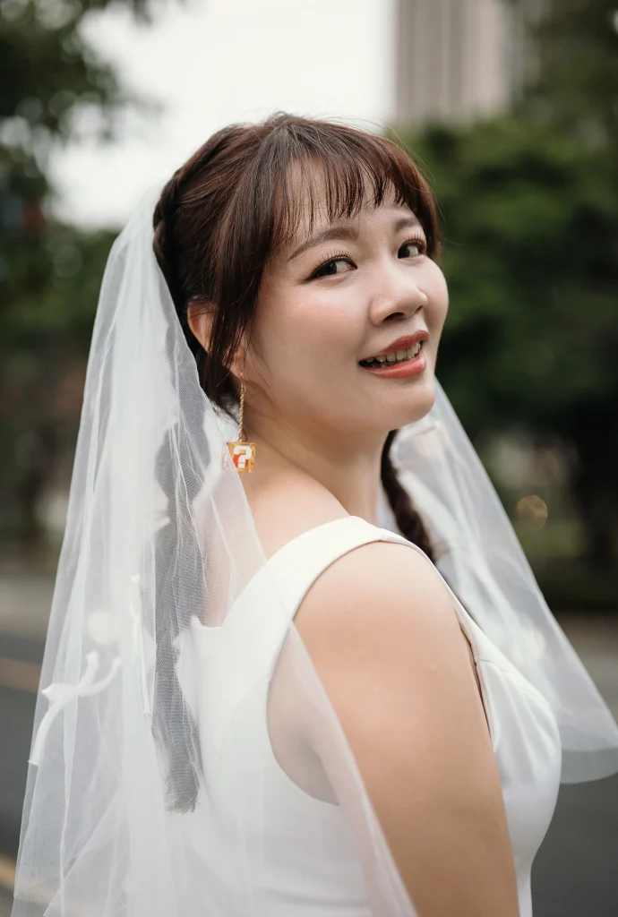 桃園結婚寫真，新娘穿著白色婚紗與頭紗在戶外回頭微笑