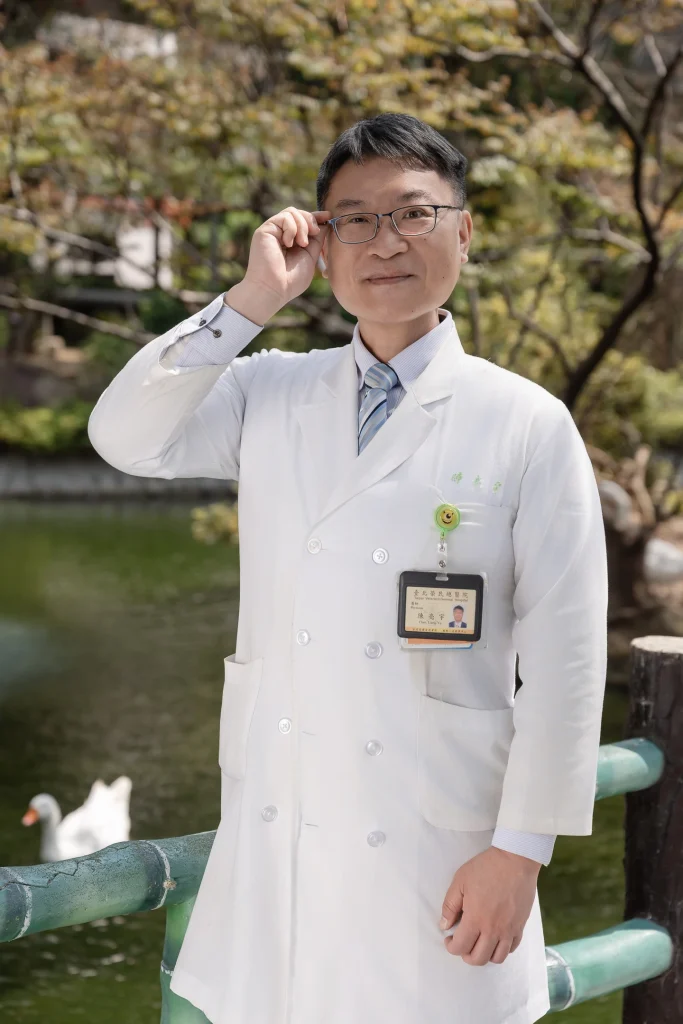 0317 0017 醫師專業形象照,白袍醫師在戶外手扶眼鏡的自然姿勢