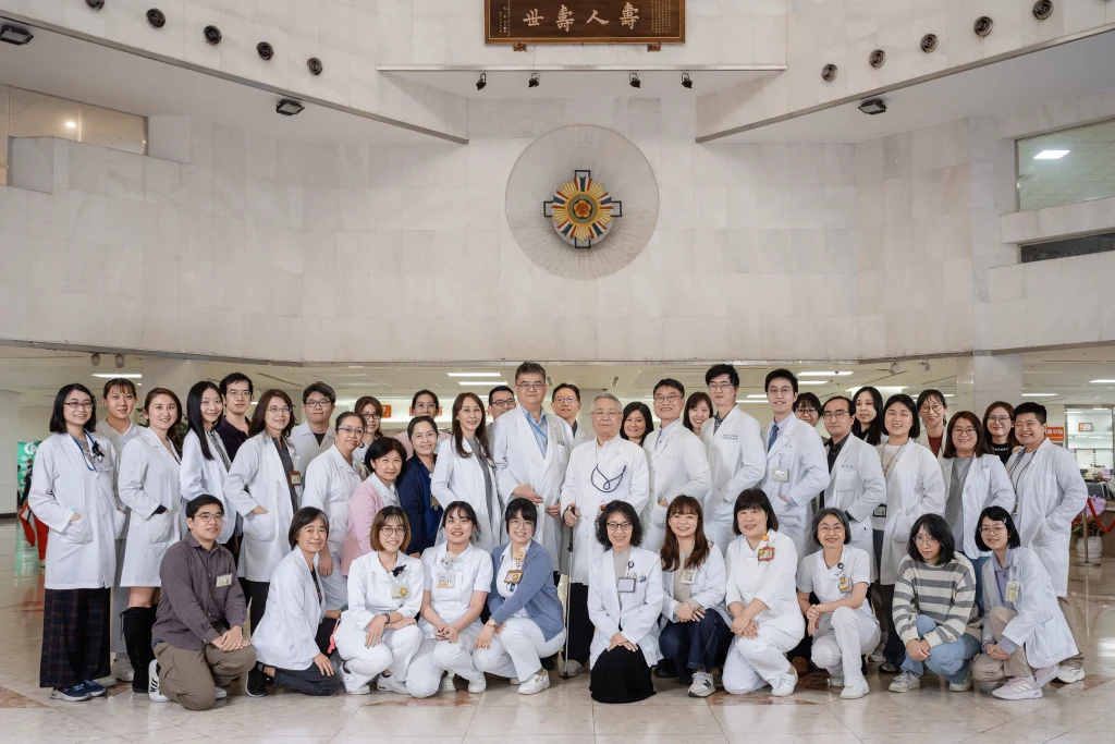 醫療團隊形象攝影，台北榮總醫師與護理師在室內大廳的大型團體合照