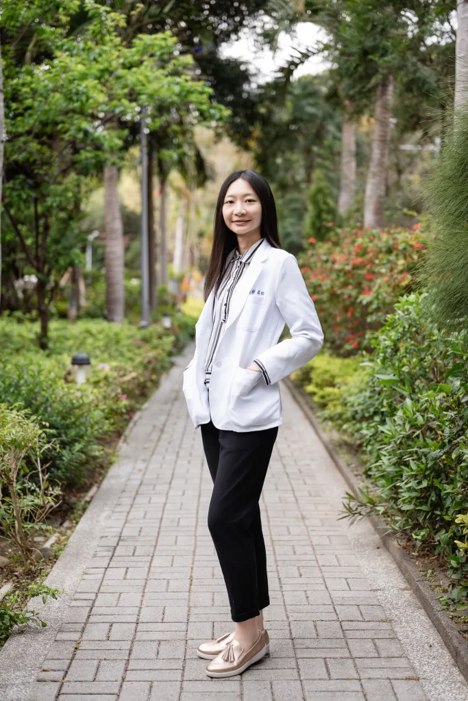 醫師形象攝影，女性醫師穿白袍站在戶外綠意步道上