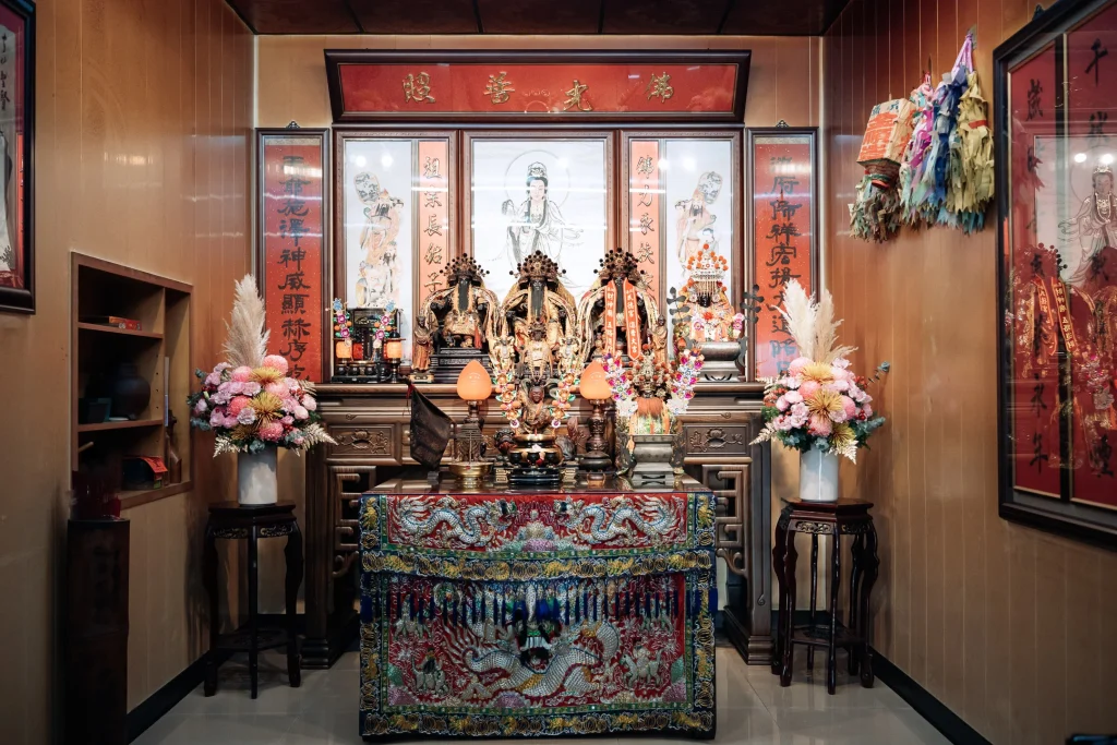 北港武德宮婚禮攝影，廟內神龕與供桌的莊嚴場景