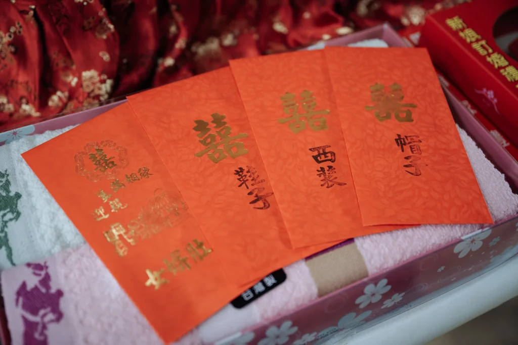 北港婚禮攝影，紅色禮金袋與文定喜慶用品的細節照片