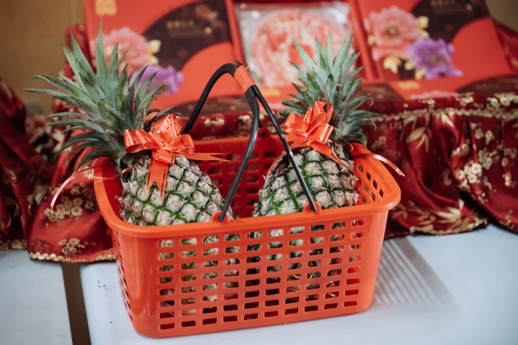 北港文定禮品攝影，鳳梨與紅色禮盒組成的訂婚禮品籃