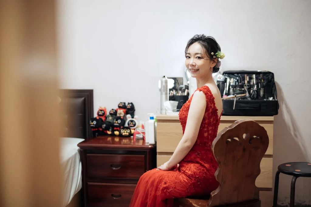 北港新娘婚禮攝影，新娘穿著紅色旗袍在文定前準備儀式