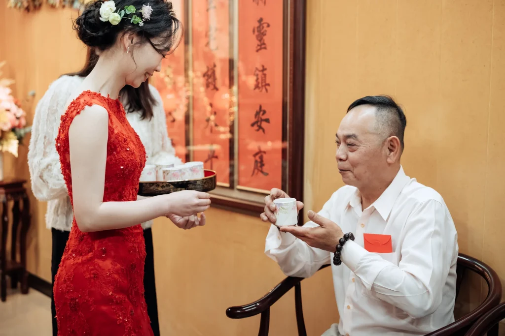 北港婚禮奉茶攝影，新娘向長輩奉茶並接受文定祝福
