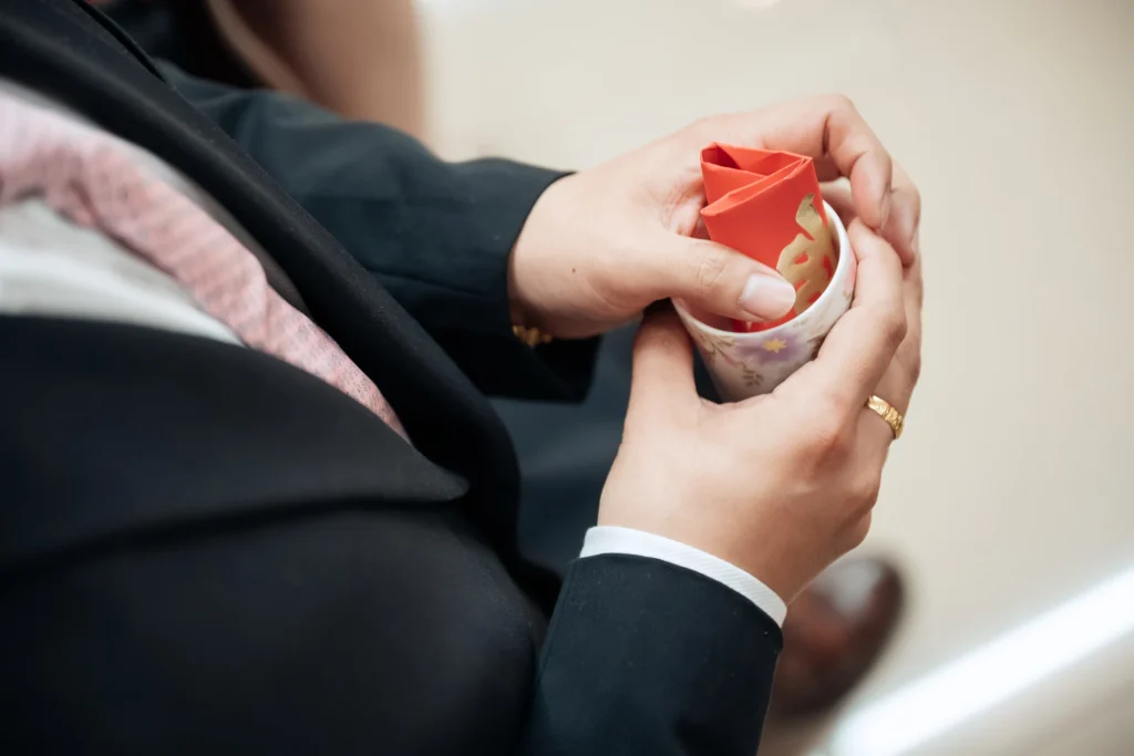北港婚禮信物攝影，新郎雙手捧著茶杯準備完成儀式