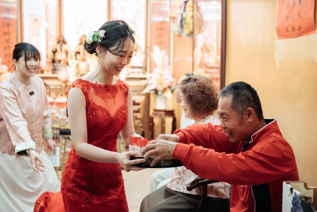 北港訂婚奉茶攝影，新娘向長輩奉茶，親友在旁見證儀式