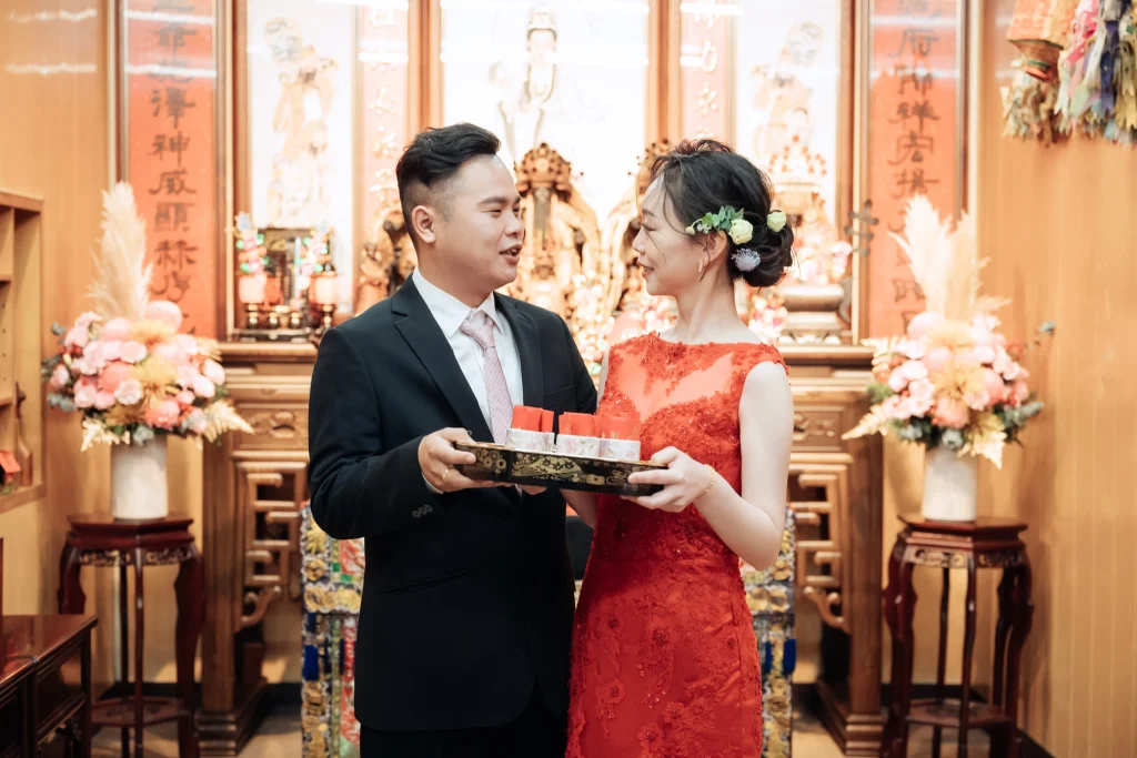 北港婚禮茶盤攝影，新郎新娘在神龕前共同端著茶盤