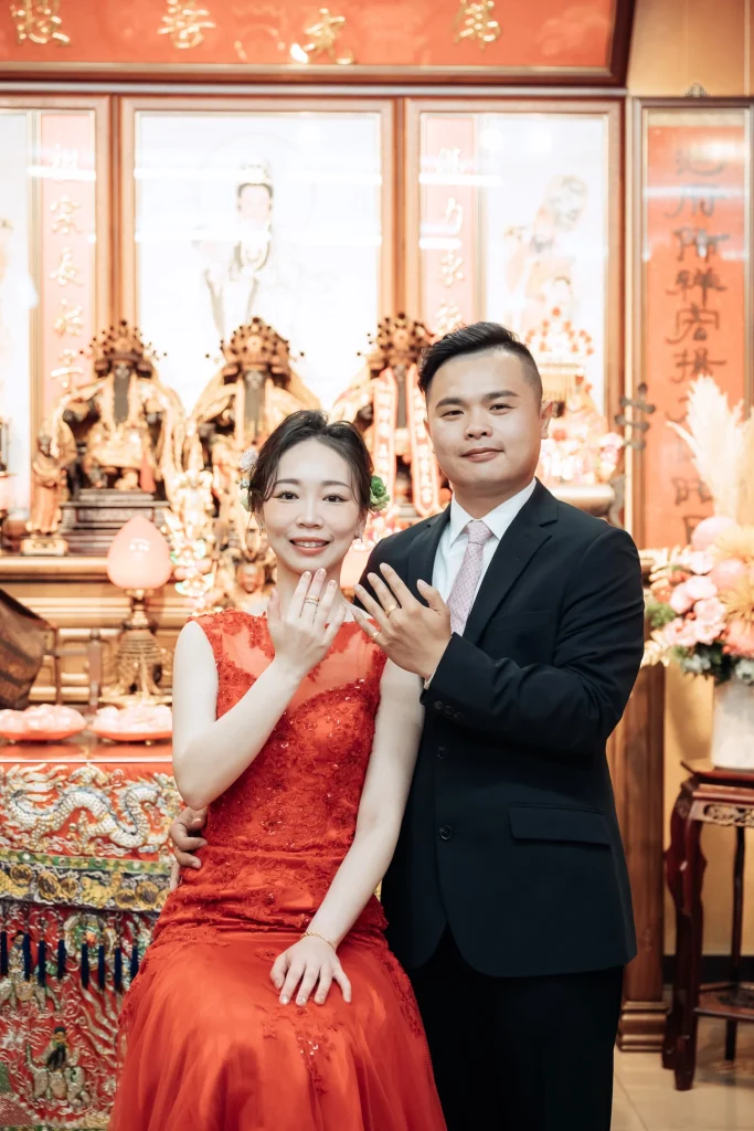 北港婚禮新人合照，新郎新娘在神龕前留下正式的文定紀念照