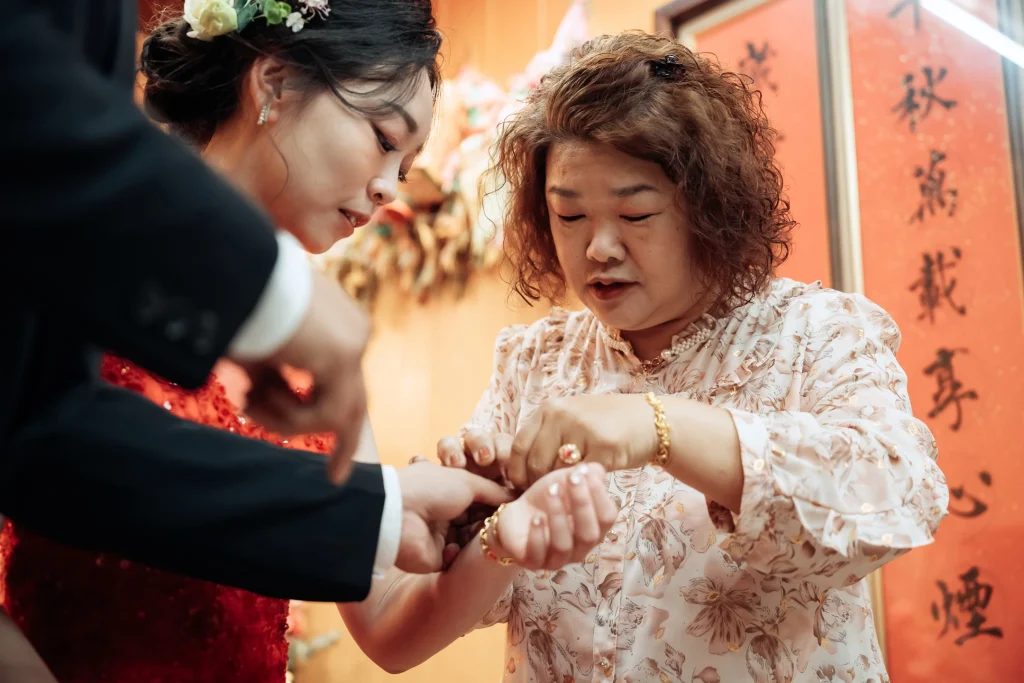 北港婚禮金飾儀式攝影，婆婆與新人進行手部及首飾互動