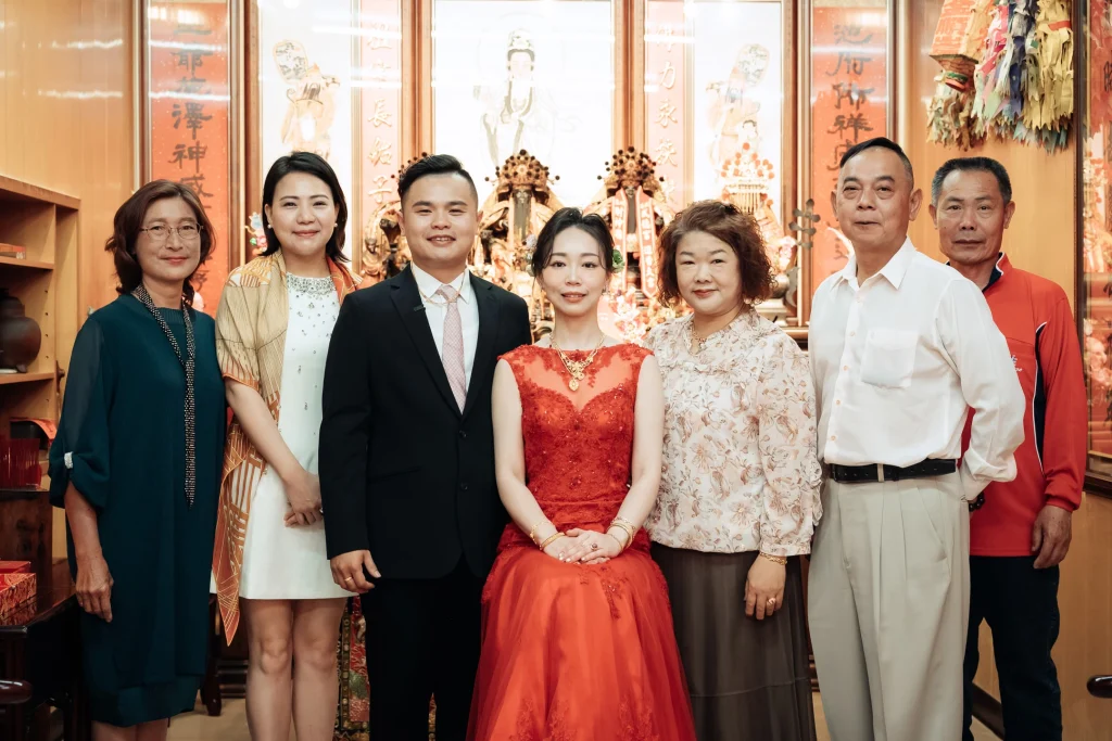 北港婚禮家人合照，新郎新娘與雙方家人在神龕前留下紀錄