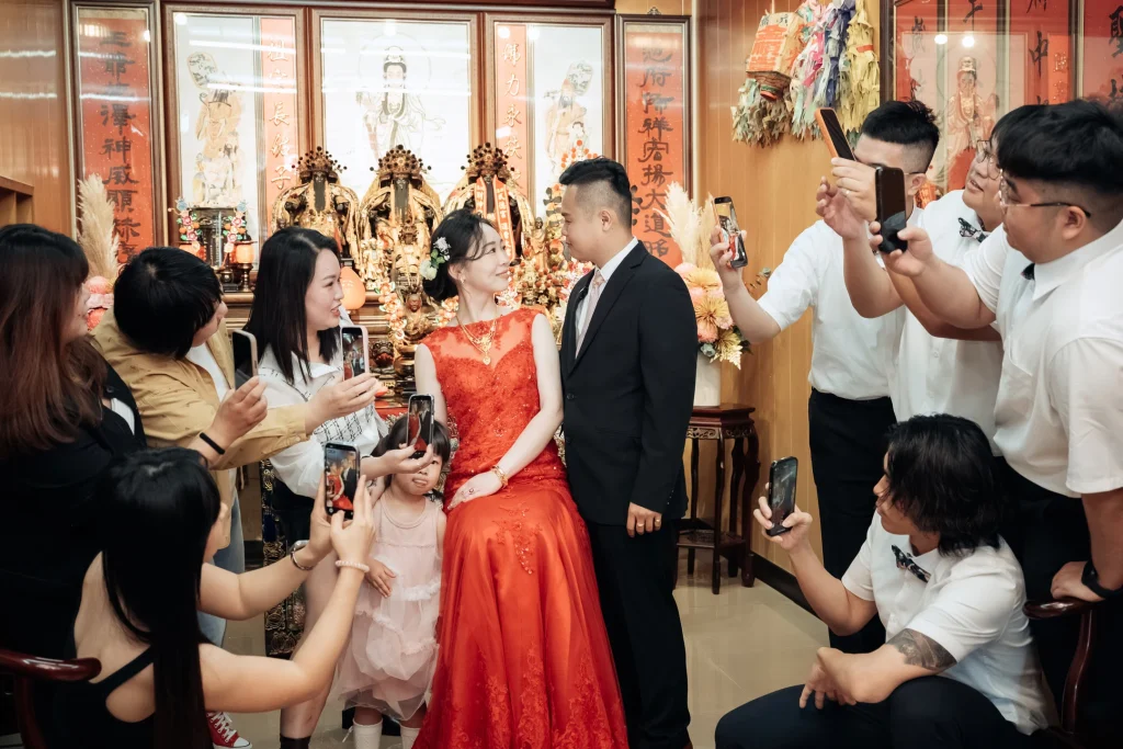 北港婚禮現場紀錄，親友拿手機為新人拍照並留下祝福畫面