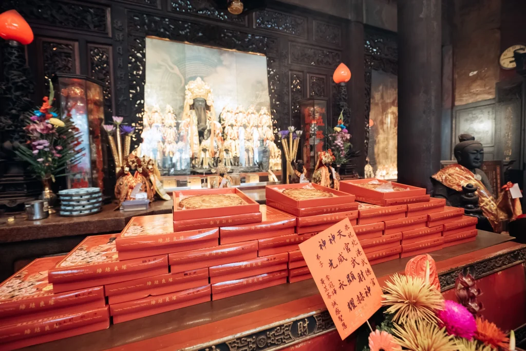 北港婚禮神明見證，神龕與紅色文定禮盒呈現儀式現場