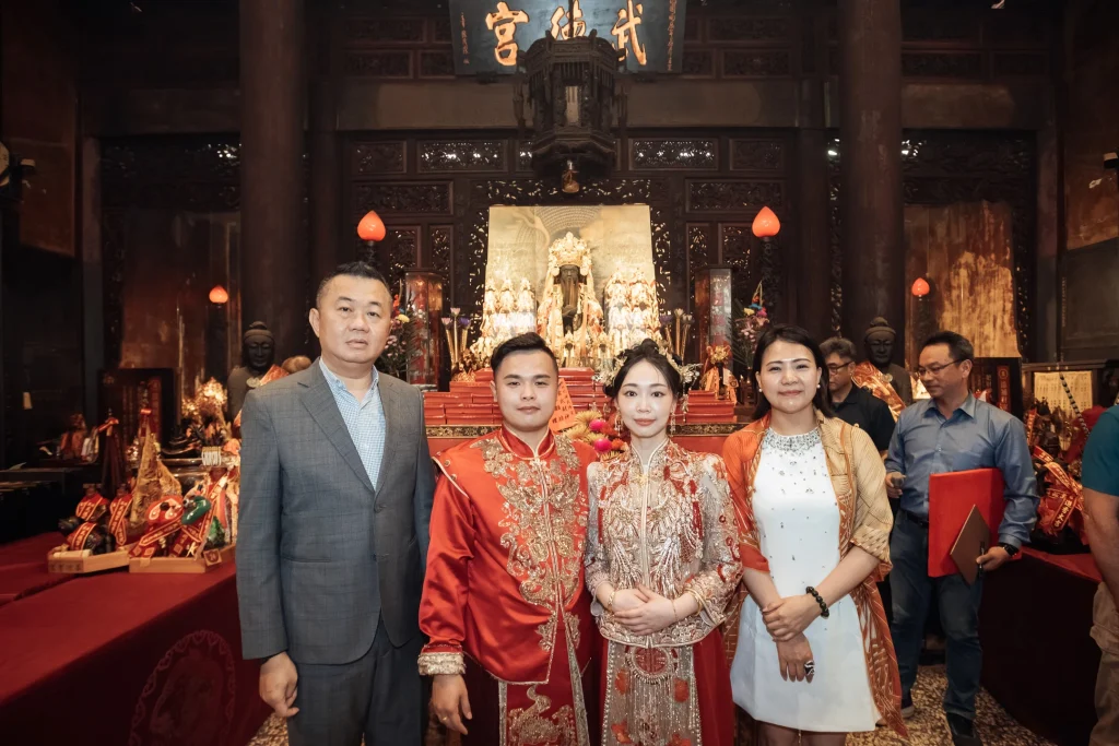 北港婚禮大型合照，新郎新娘與家人朋友在神龕前留下祝福紀錄
