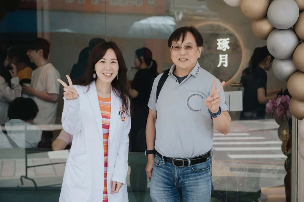 0426 0004 活動攝影,兩位來賓站在逐月診所入口前合照